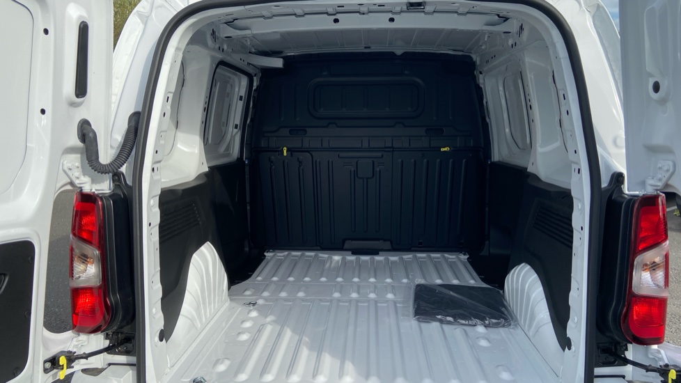 Vauxhall Combo Cargo Combo Diesel 1.5 Turbo D 100ps Pro H1 Van - Image 12