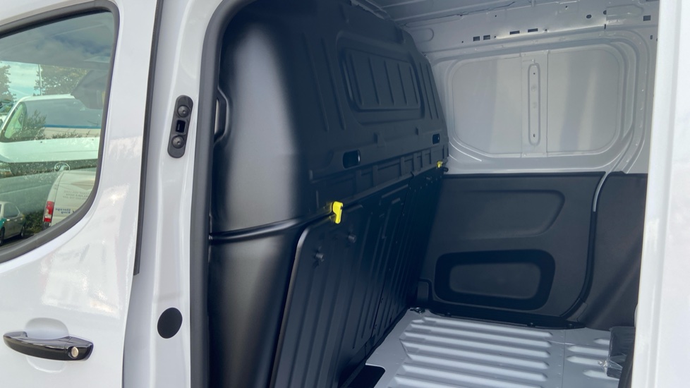 Vauxhall Combo Cargo Combo Diesel 1.5 Turbo D 100ps Pro H1 Van - Image 18