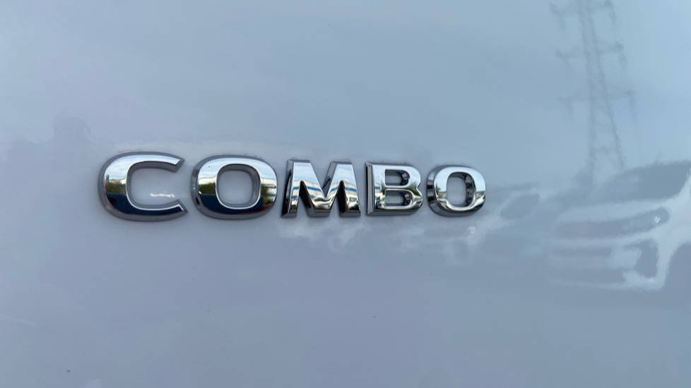 Vauxhall Combo Cargo Combo Diesel 1.5 Turbo D 100ps Pro H1 Van - Image 22