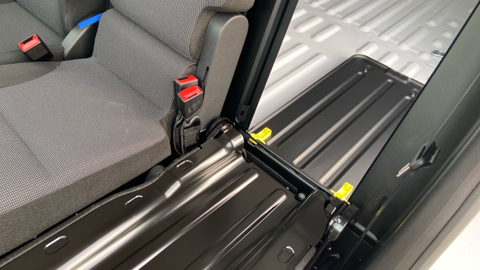 Vauxhall Combo Cargo Combo Diesel 1.5 Turbo D 100ps Pro H1 Van - Image 32