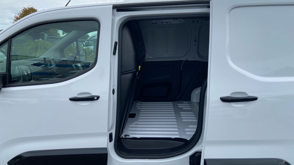 Vauxhall Combo Cargo Combo Diesel 1.5 Turbo D 100ps Pro H1 Van - Image 5