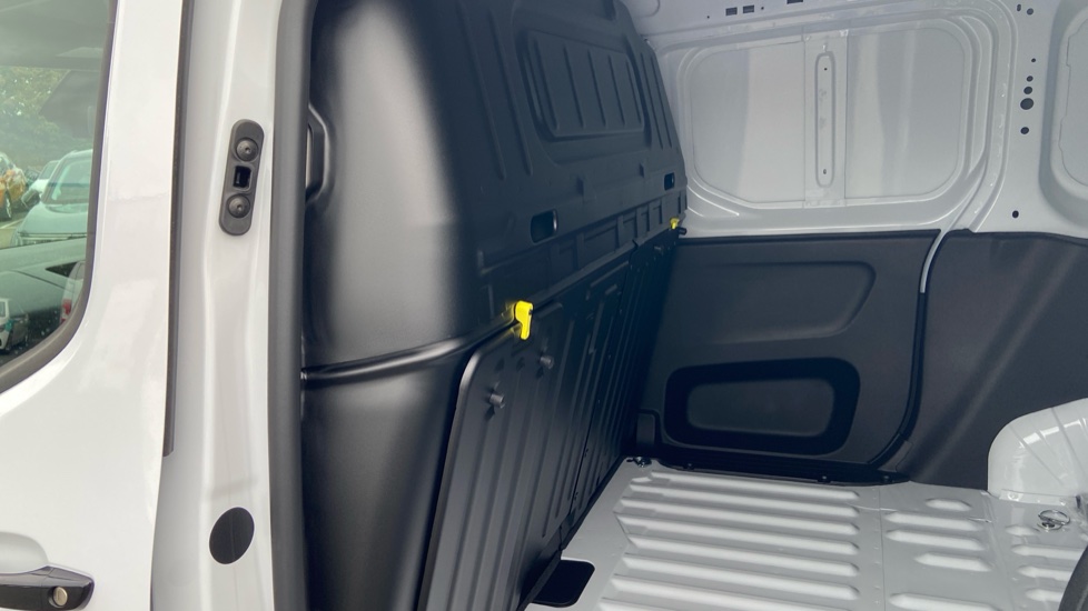 Vauxhall Combo Cargo Combo Diesel 1.5 Turbo D 100ps Pro H1 Van - Image 18
