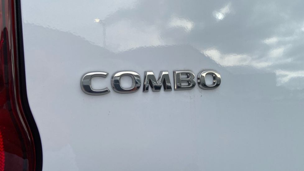 Vauxhall Combo Cargo Combo Diesel 1.5 Turbo D 100ps Pro H1 Van - Image 22