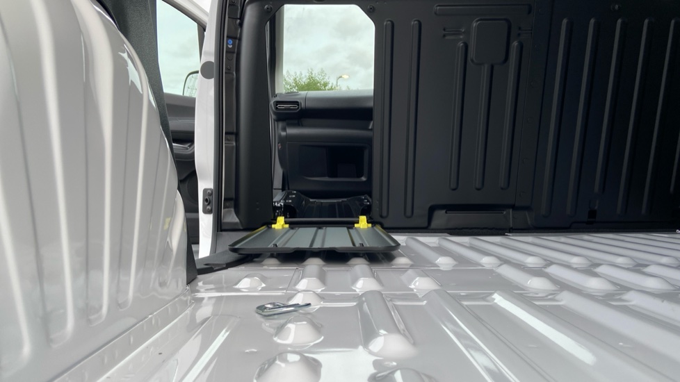 Vauxhall Combo Cargo Combo Diesel 1.5 Turbo D 100ps Pro H1 Van - Image 32