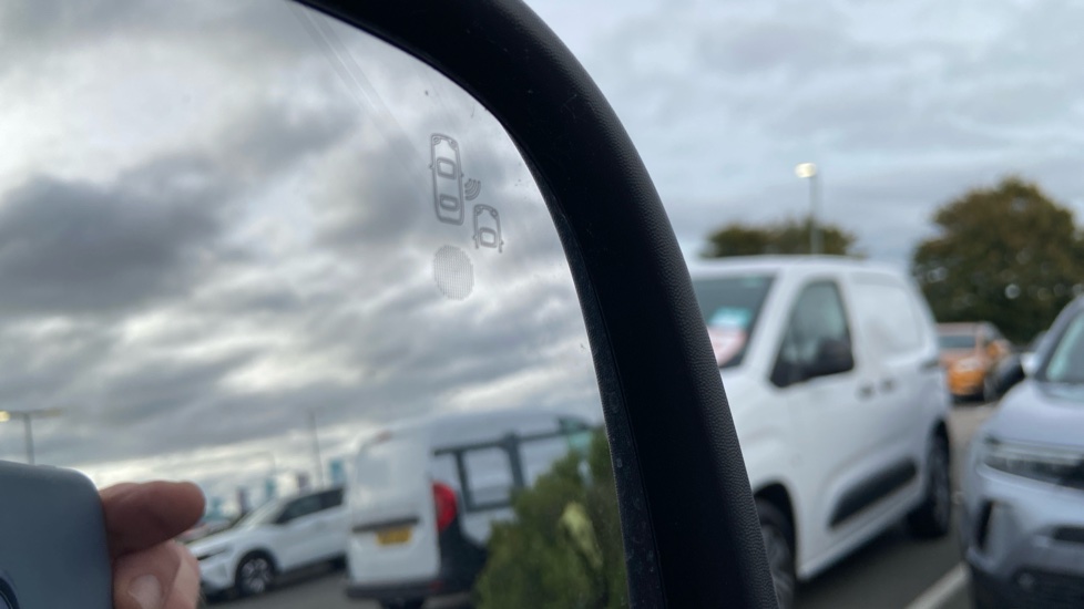 Vauxhall Combo Cargo Combo Diesel 1.5 Turbo D 100ps Pro H1 Van - Image 42