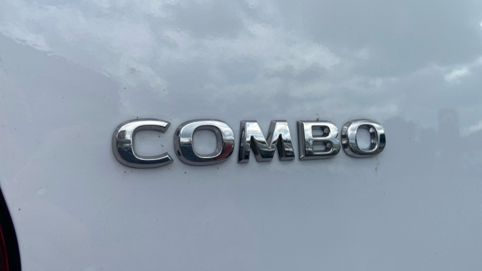 Vauxhall Combo Cargo Combo Xl Diesel 1.5 Turbo D 100ps Pro H1 Van - Image 22