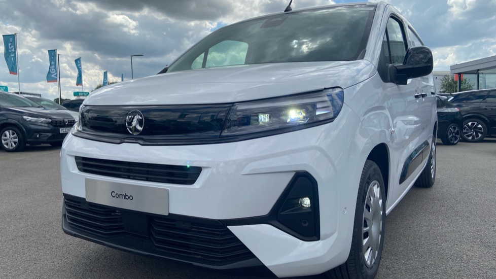Vauxhall Combo Cargo Combo Xl Diesel 1.5 Turbo D 100ps Pro H1 Van - Image 24
