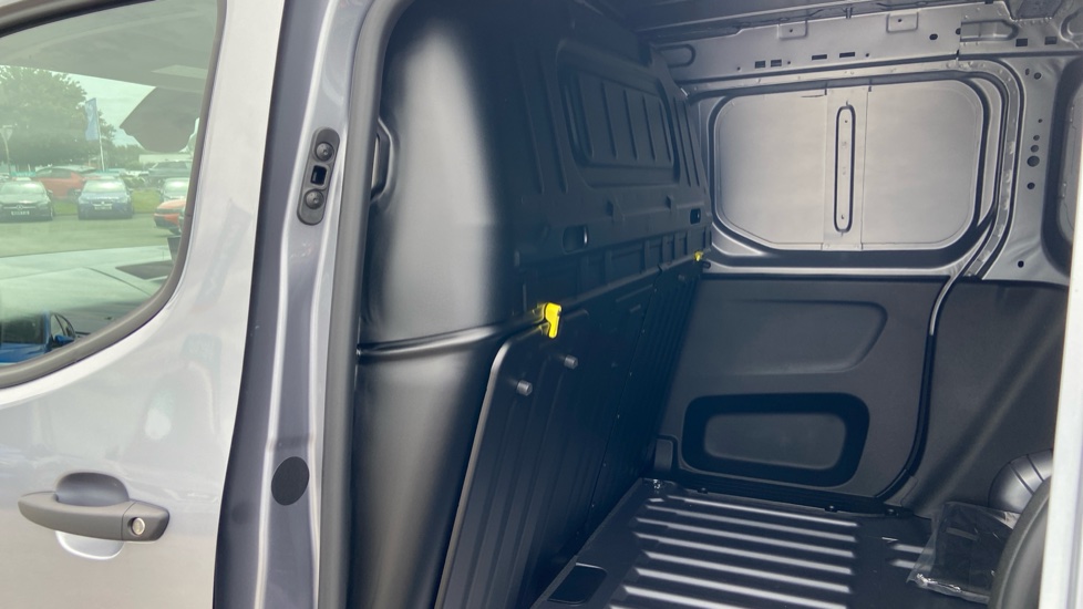 Vauxhall Combo Cargo Combo Diesel 1.5 Turbo D 100 Prime+ H1 Van [Reduced Payload] - Image 18