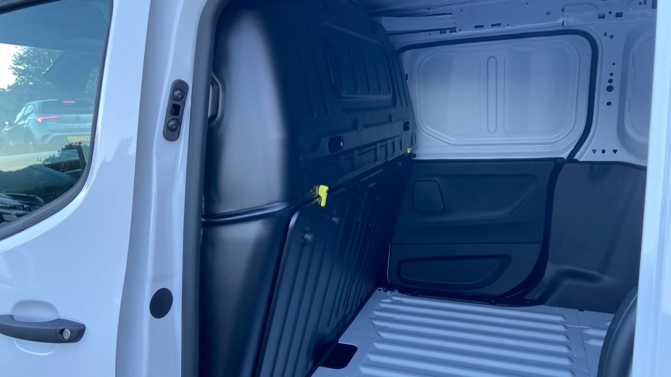 Vauxhall Combo Cargo Combo Xl Diesel 1.5 Turbo D 100ps Prime Plus H1 Van - Image 18