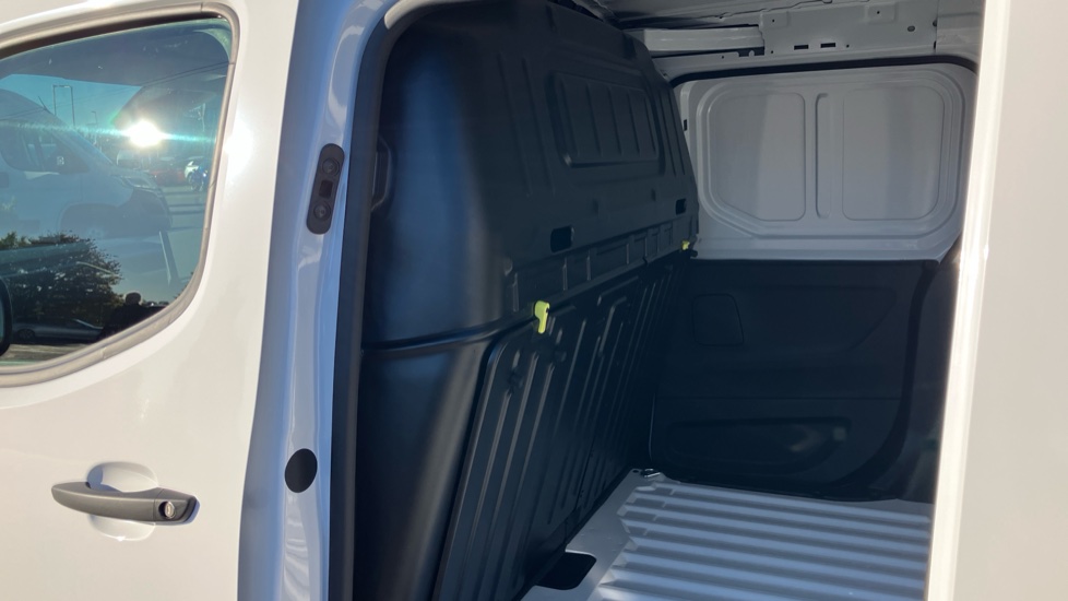 Vauxhall Combo Cargo Combo Xl Diesel 1.5 Turbo D 100ps Prime Plus H1 Van - Image 18