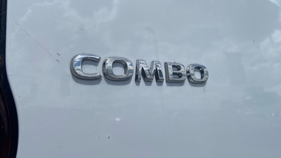 Vauxhall Combo Cargo Combo Xl Diesel 1.5 Turbo D 100ps Pro H1 Van - Image 22