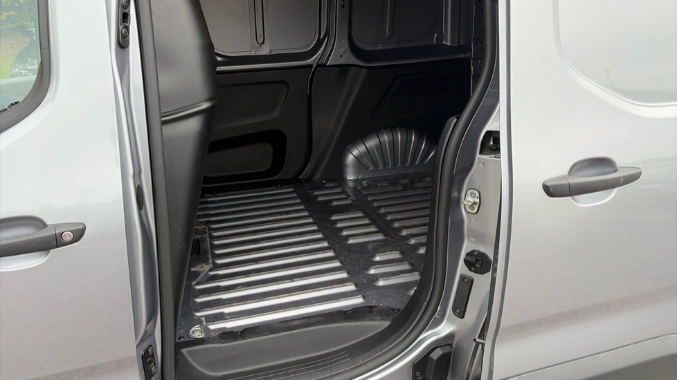 Peugeot Partner Standard Diesel 1.5 BlueHDi 100 Professional Van - Image 5