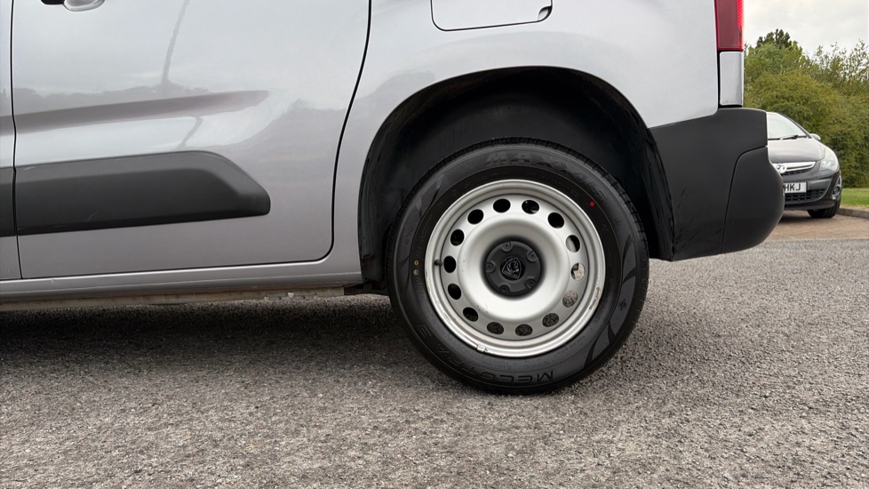 Peugeot Partner Standard Diesel 1.5 BlueHDi 100 Professional Van - Image 17