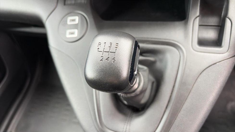 Peugeot Partner Standard Diesel 1.5 BlueHDi 100 Professional Van - Image 25