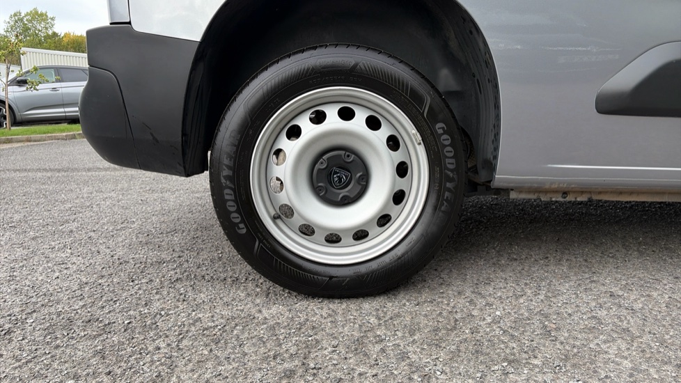 Peugeot Partner Standard Diesel 1.5 BlueHDi 100 Professional Van - Image 32