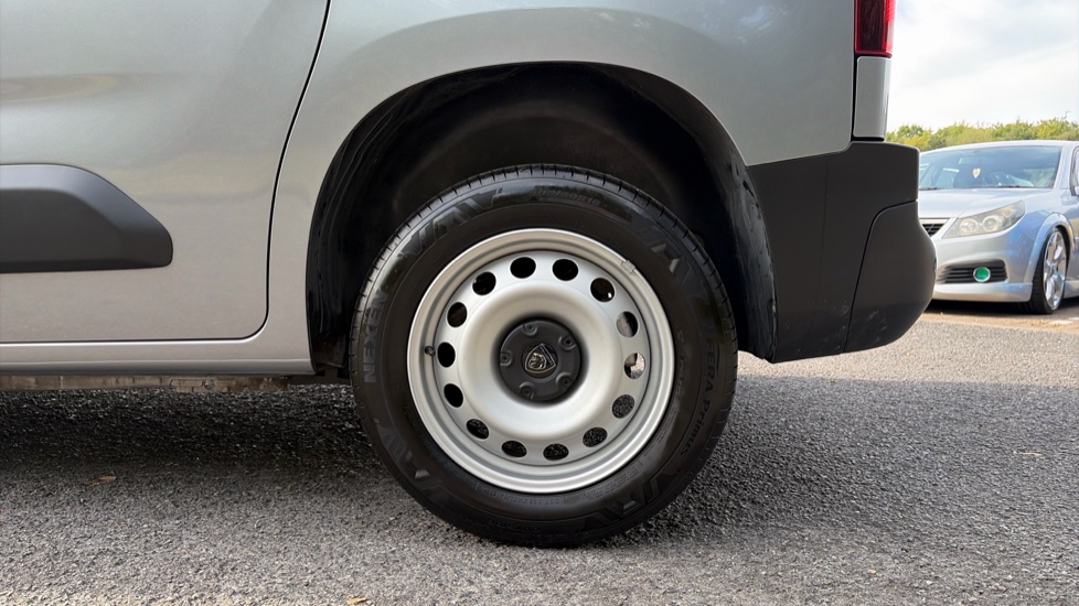 Peugeot Partner Standard Diesel 1.5 BlueHDi 100 Professional Van - Image 17
