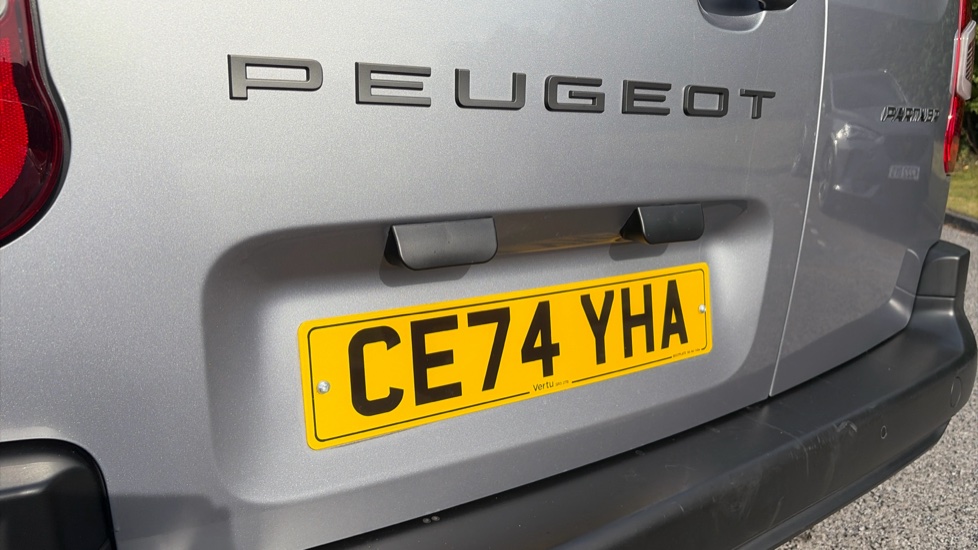 Peugeot Partner Standard Diesel 1.5 BlueHDi 100 Professional Van - Image 22