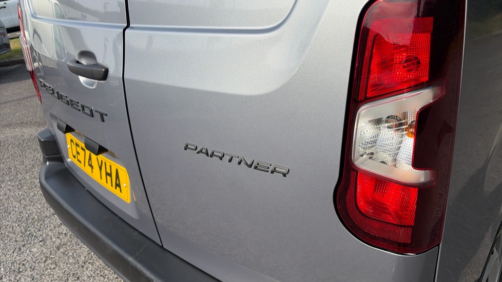 Peugeot Partner Standard Diesel 1.5 BlueHDi 100 Professional Van - Image 24