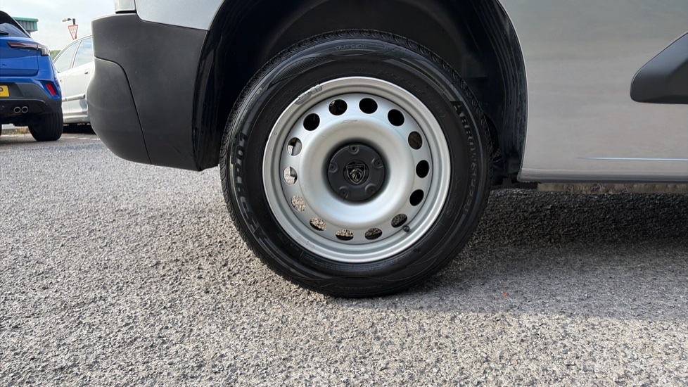 Peugeot Partner Standard Diesel 1.5 BlueHDi 100 Professional Van - Image 28