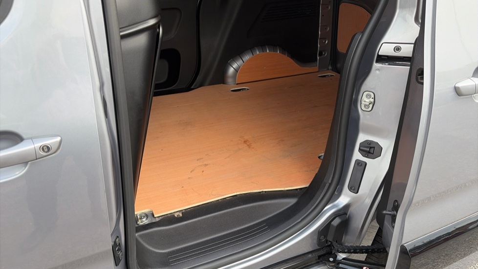 Vauxhall Combo Cargo Combo Diesel 1.5 Turbo D 100ps Pro H1 Van - Image 5