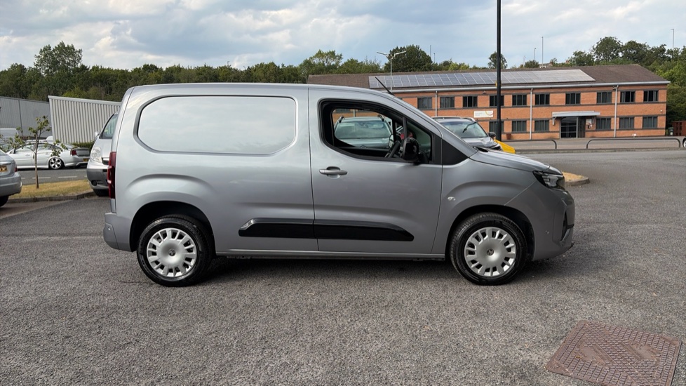 Vauxhall Combo Cargo Combo Diesel 1.5 Turbo D 100ps Pro H1 Van - Image 9