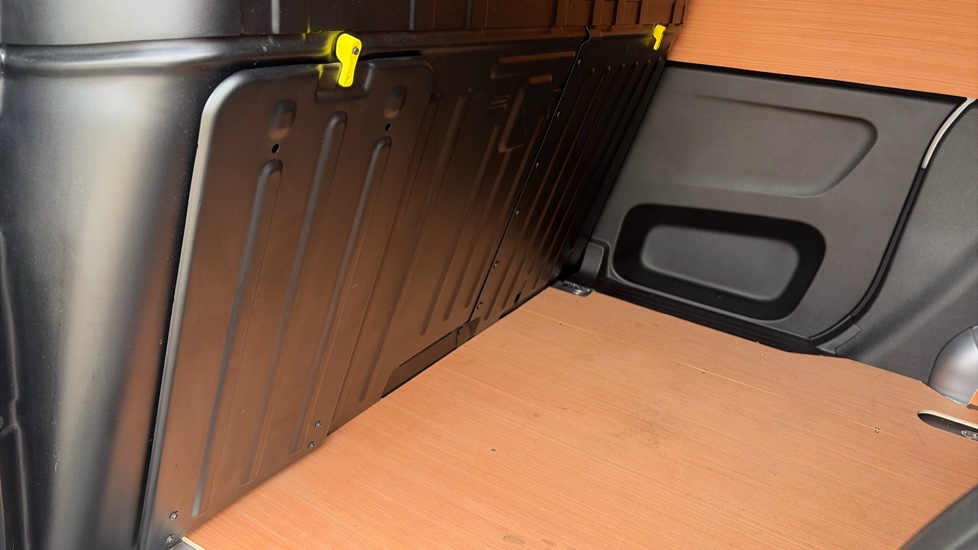 Vauxhall Combo Cargo Combo Diesel 1.5 Turbo D 100ps Pro H1 Van - Image 18