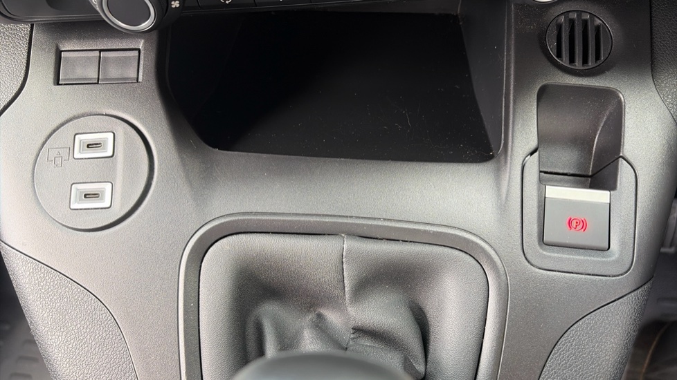 Vauxhall Combo Cargo Combo Diesel 1.5 Turbo D 100ps Pro H1 Van - Image 22
