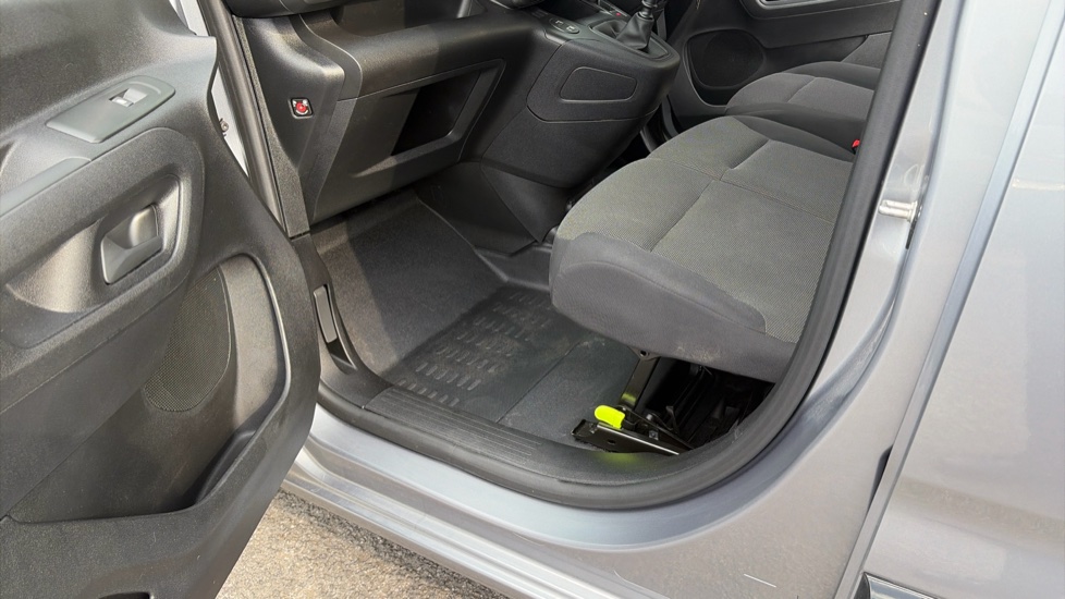 Vauxhall Combo Cargo Combo Diesel 1.5 Turbo D 100ps Pro H1 Van - Image 31