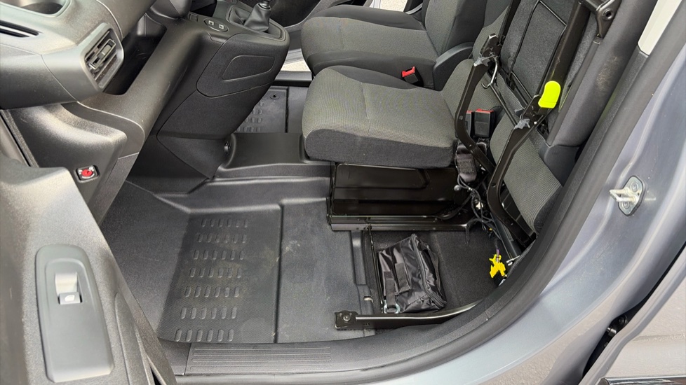 Vauxhall Combo Cargo Combo Diesel 1.5 Turbo D 100ps Pro H1 Van - Image 32