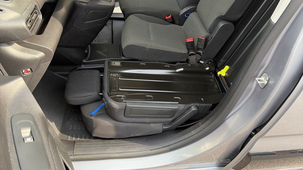 Vauxhall Combo Cargo Combo Diesel 1.5 Turbo D 100ps Pro H1 Van - Image 35