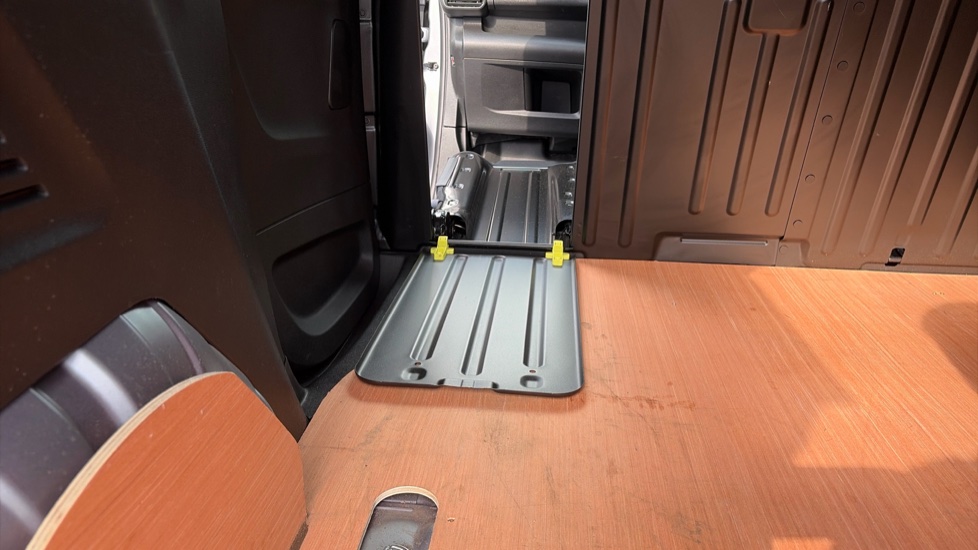 Vauxhall Combo Cargo Combo Diesel 1.5 Turbo D 100ps Pro H1 Van - Image 38