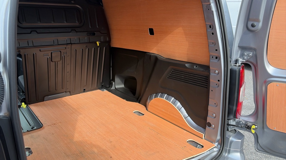Vauxhall Combo Cargo Combo Diesel 1.5 Turbo D 100ps Pro H1 Van - Image 39