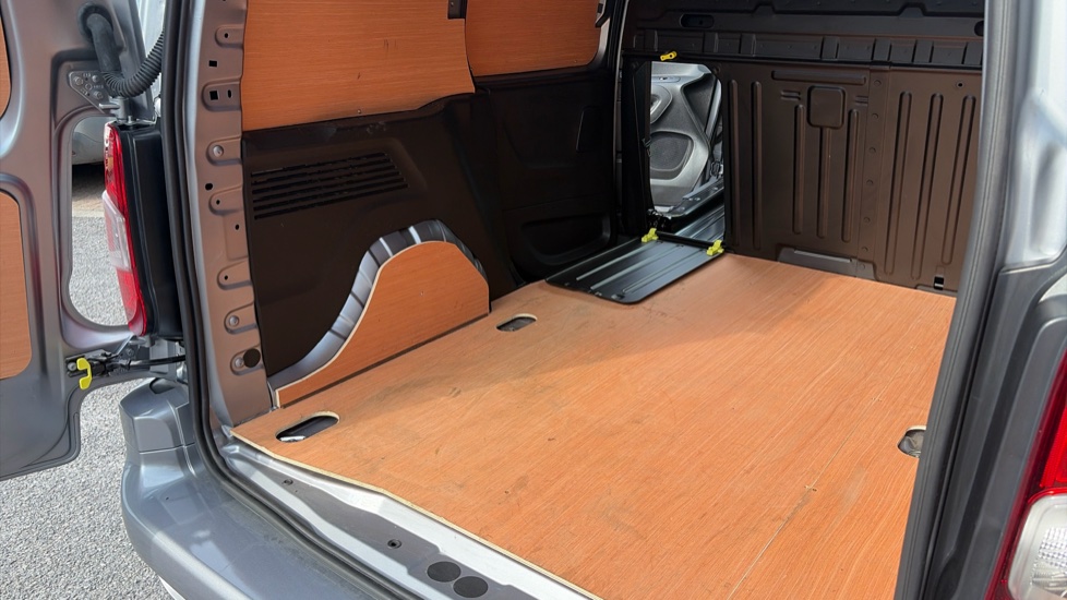 Vauxhall Combo Cargo Combo Diesel 1.5 Turbo D 100ps Pro H1 Van - Image 40