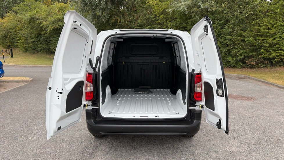 Vauxhall Combo Cargo Combo Xl Diesel 1.5 Turbo D 130ps Prime Plus H1 Van Auto - Image 3
