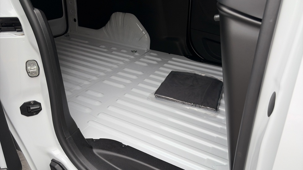 Vauxhall Combo Cargo Combo Xl Diesel 1.5 Turbo D 130ps Prime Plus H1 Van Auto - Image 5