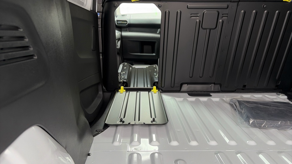 Vauxhall Combo Cargo Combo Xl Diesel 1.5 Turbo D 130ps Prime Plus H1 Van Auto - Image 30