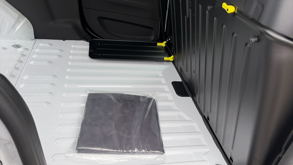 Vauxhall Combo Cargo Combo Xl Diesel 1.5 Turbo D 130ps Prime Plus H1 Van Auto - Image 31