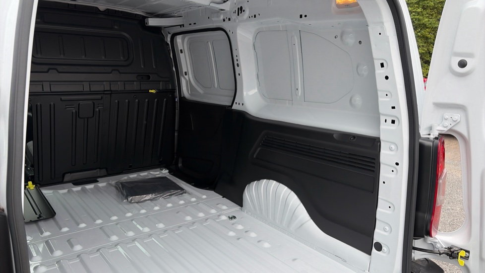 Vauxhall Combo Cargo Combo Xl Diesel 1.5 Turbo D 130ps Prime Plus H1 Van Auto - Image 33