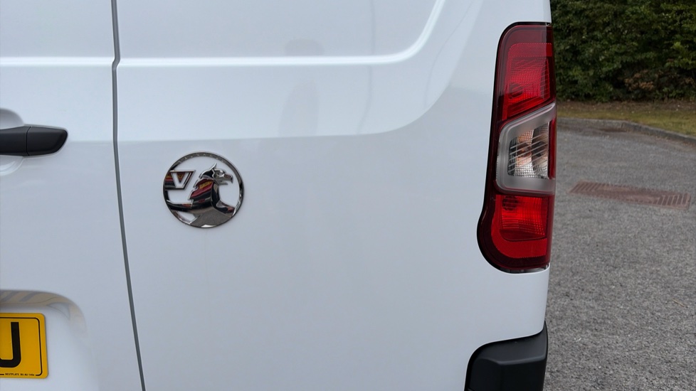 Vauxhall Combo Cargo Combo Xl Diesel 1.5 Turbo D 130ps Prime Plus H1 Van Auto - Image 37