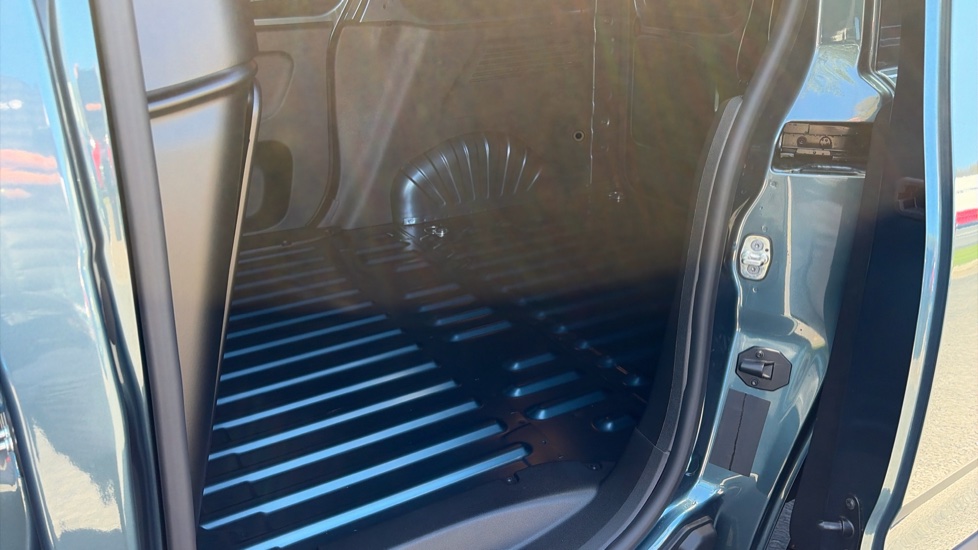 Vauxhall Combo Cargo Combo Diesel 1.5 Turbo D 100ps Prime Plus H1 Van - Image 5