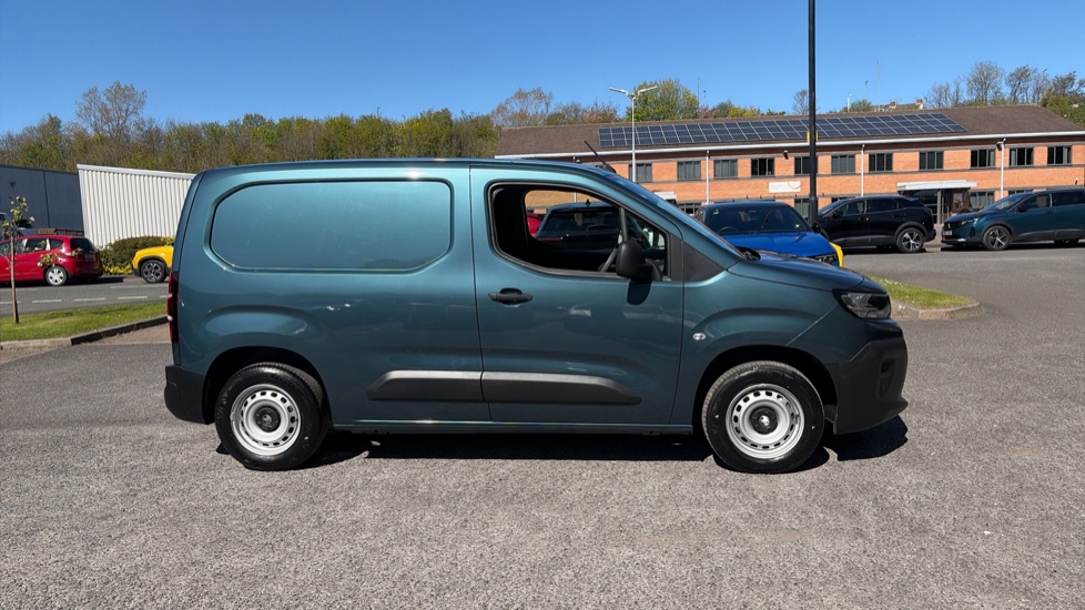 Vauxhall Combo Cargo Combo Diesel 1.5 Turbo D 100ps Prime Plus H1 Van - Image 9