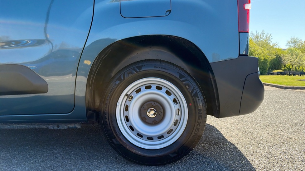 Vauxhall Combo Cargo Combo Diesel 1.5 Turbo D 100ps Prime Plus H1 Van - Image 17
