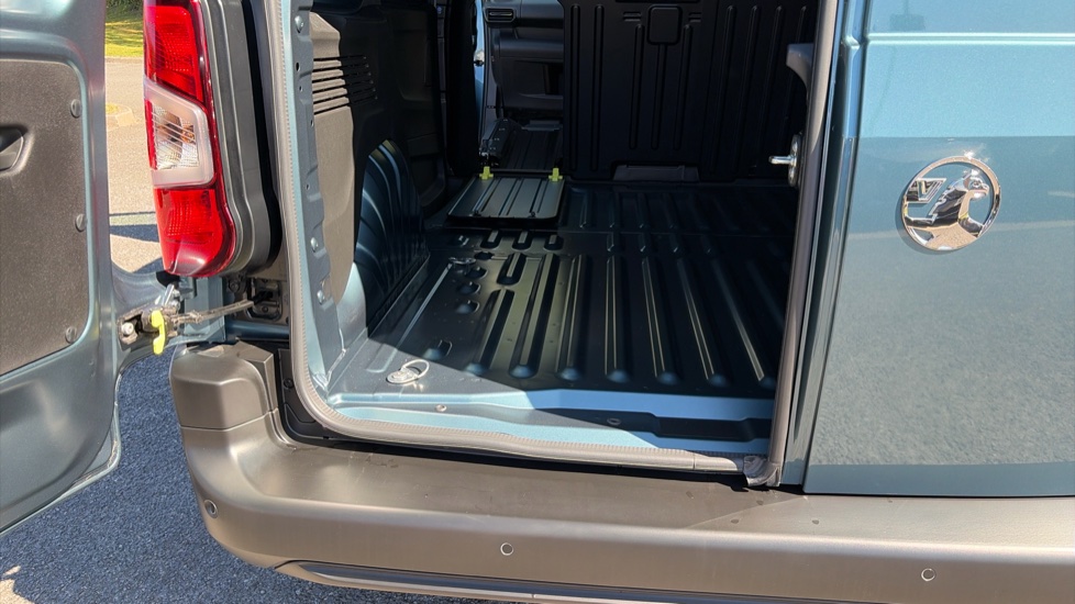 Vauxhall Combo Cargo Combo Diesel 1.5 Turbo D 100ps Prime Plus H1 Van - Image 23