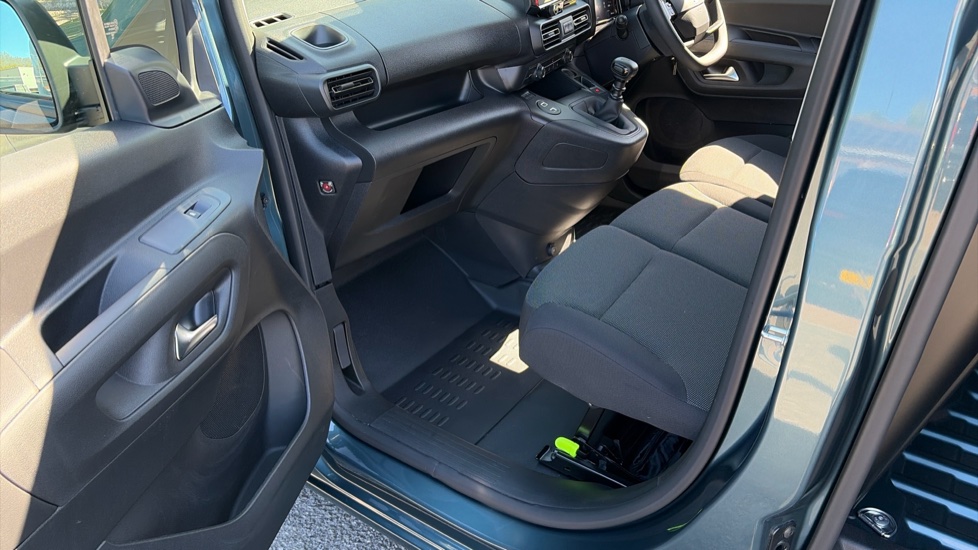 Vauxhall Combo Cargo Combo Diesel 1.5 Turbo D 100ps Prime Plus H1 Van - Image 25