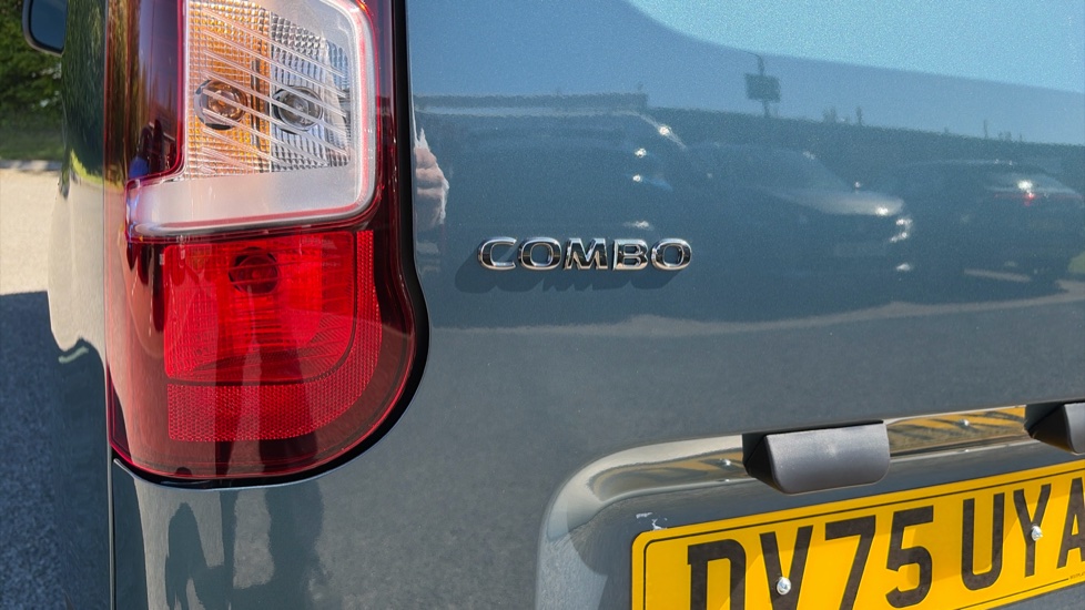Vauxhall Combo Cargo Combo Diesel 1.5 Turbo D 100ps Prime Plus H1 Van - Image 28
