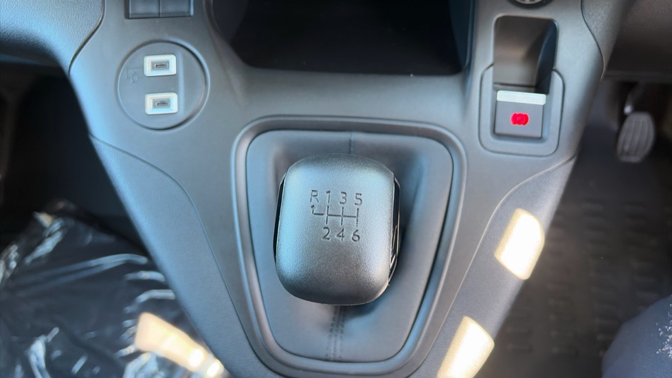 Vauxhall Combo Cargo Combo Diesel 1.5 Turbo D 100ps Prime Plus H1 Van - Image 38