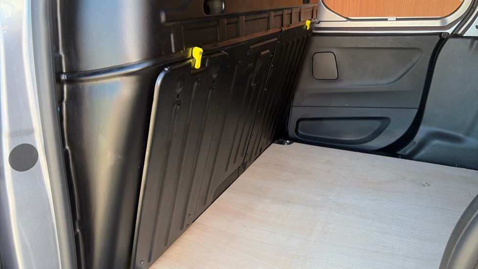 Vauxhall Combo Cargo Combo Xl Diesel 1.5 Turbo D 100ps Pro H1 Van - Image 18