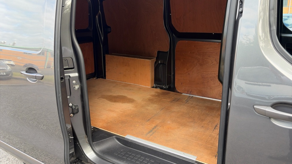 Vauxhall Vivaro L1 Diesel 3100 2.0d 145PS Pro H1 Van - Image 5