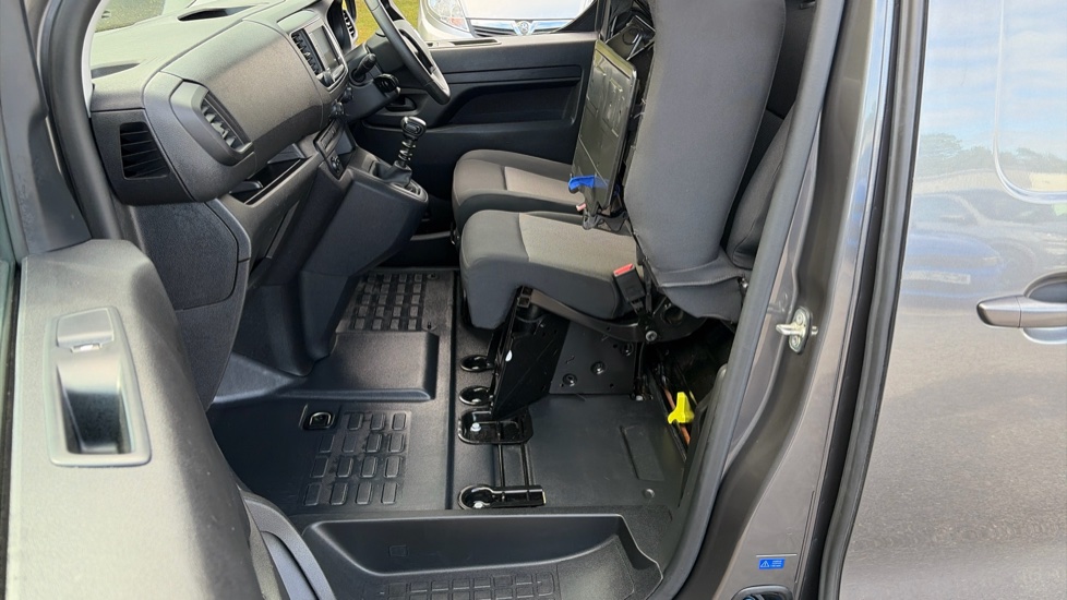 Vauxhall Vivaro L1 Diesel 3100 2.0d 145PS Pro H1 Van - Image 34