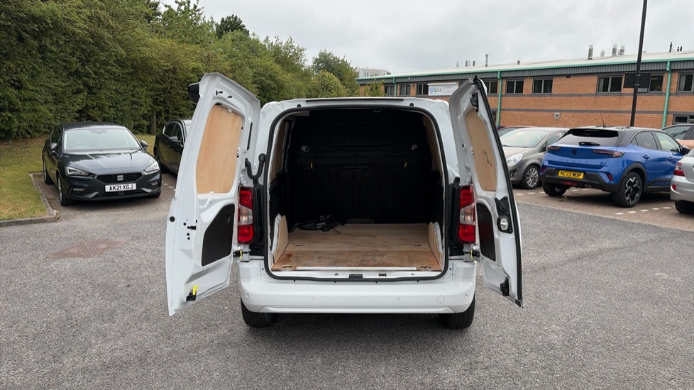 Vauxhall Combo Cargo Combo Electric 100kW Pro 52kWh H1 Van Auto - Image 3